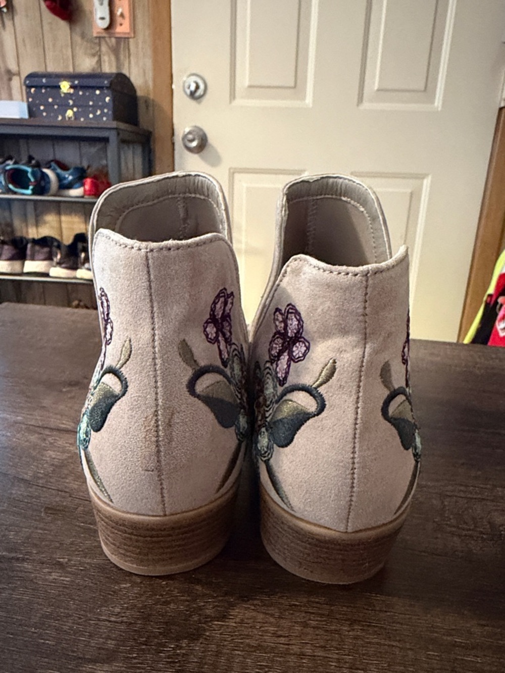 Indigo Rd. Beige Embroidered Floral Ankle Booties size 9 - Picture 5 of 7